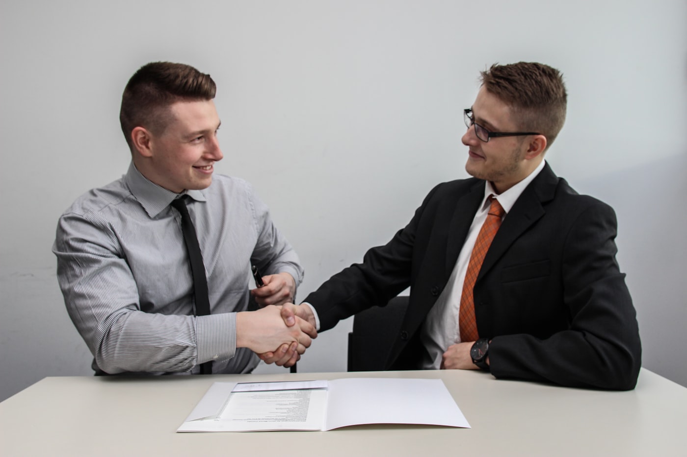 Dois empreendedores fechando negócio com aperto de mão, representando a abertura formal do MEI