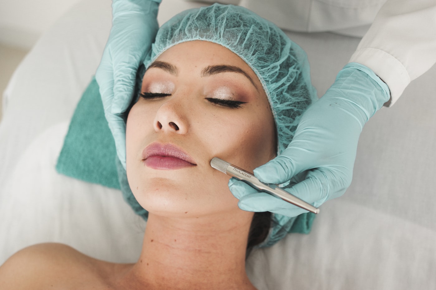 Esteticista aplicando tratamento facial em cliente, representando a esteticista formalizada como MEI