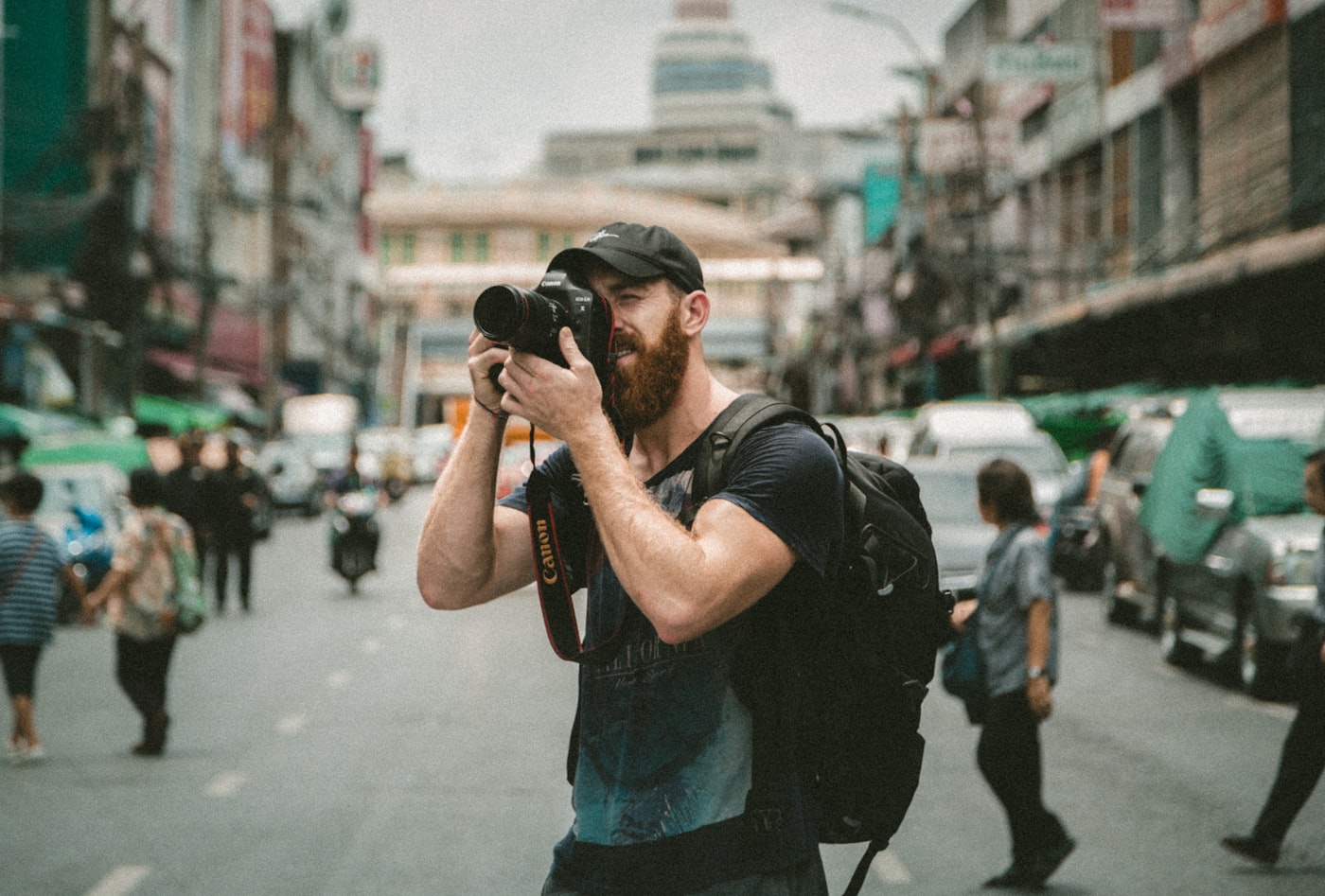Fotógrafo segurando câmera profissional, representando o fotógrafo formalizado como MEI
