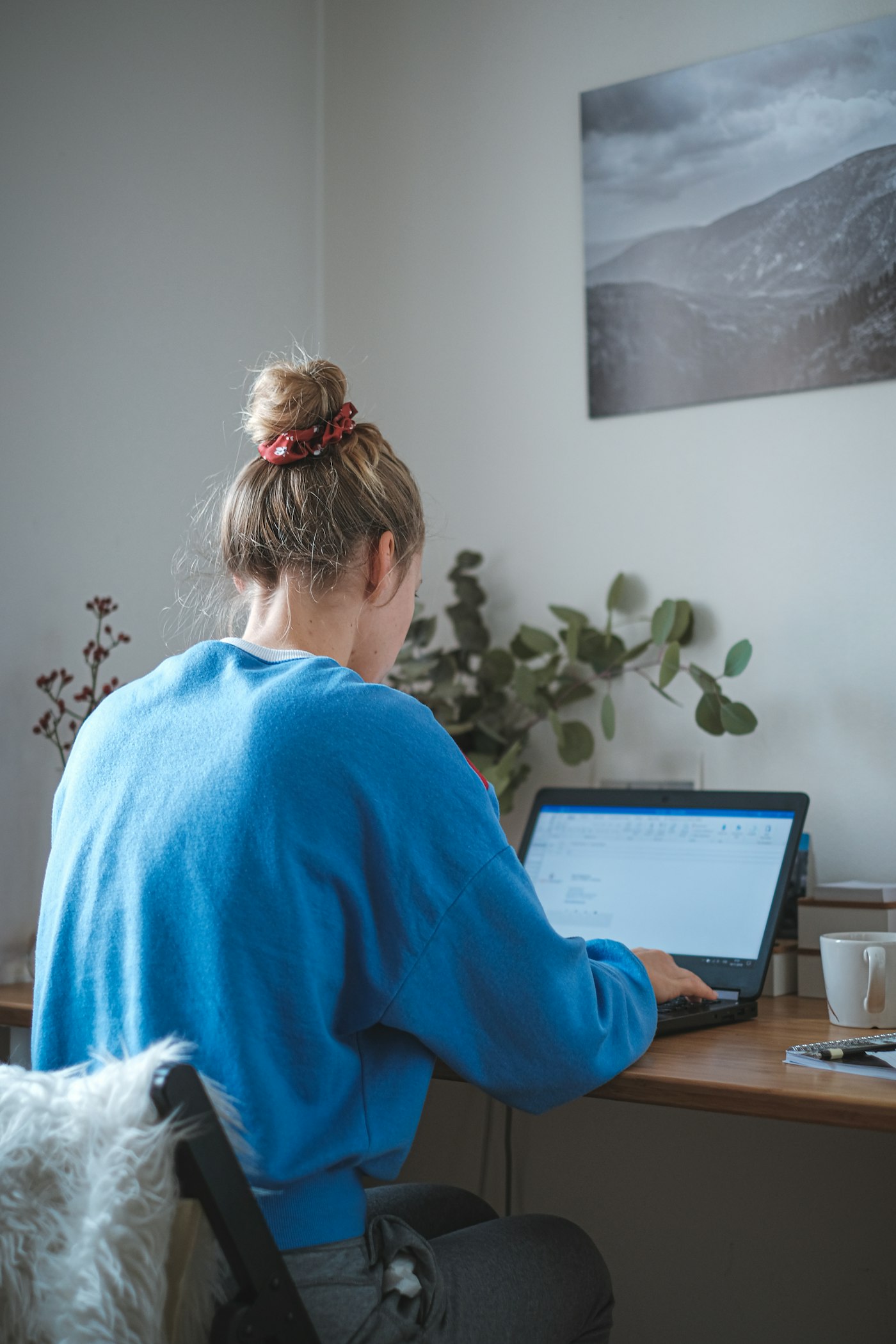Freelancer trabalhando no laptop em home office, representando o freelancer formalizado como MEI