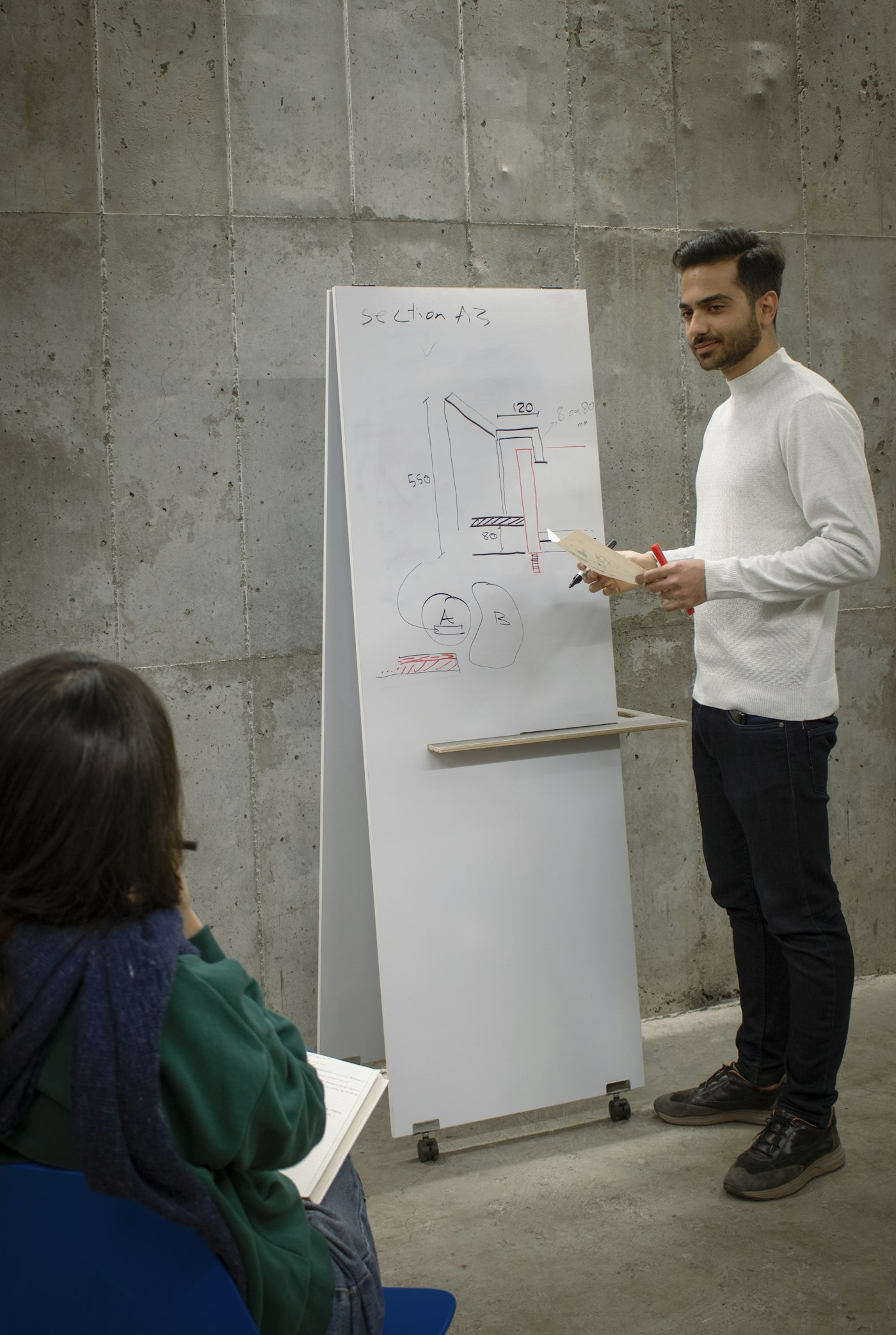 Instrutor explicando conteúdo técnico no quadro branco para aluno, representando o instrutor formalizado como MEI