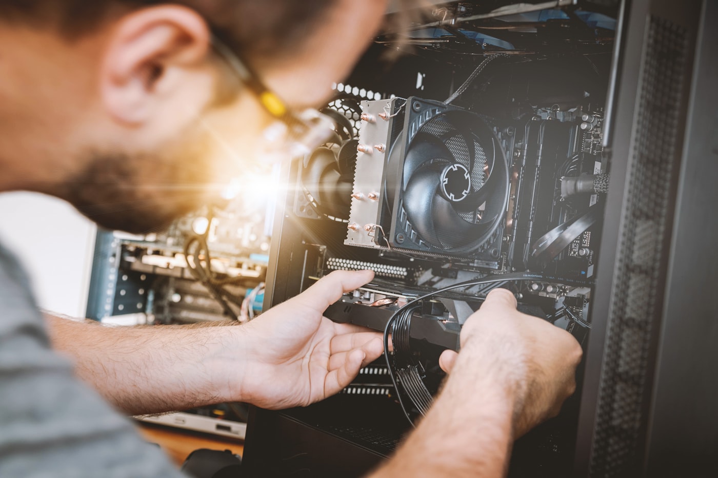 Técnico consertando componentes internos de um computador, representando o técnico de informática formalizado como MEI